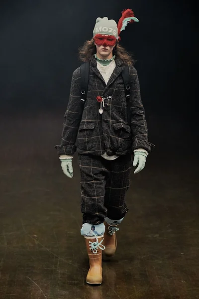 Look 16